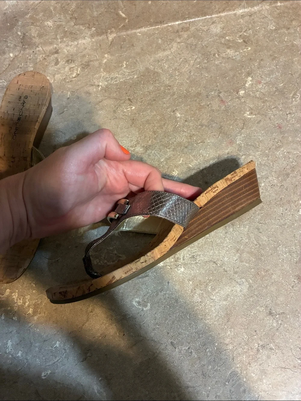 Bandolino women's 7.5 thong wedge sandals metallic silver & gold cork wood heel